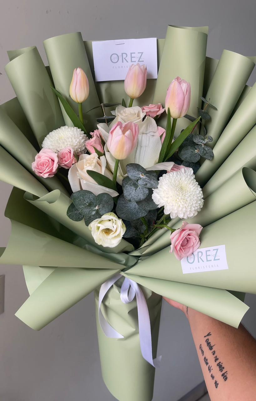 4 Tulipanes, Rosas, Mini Rosas y Varias Flores