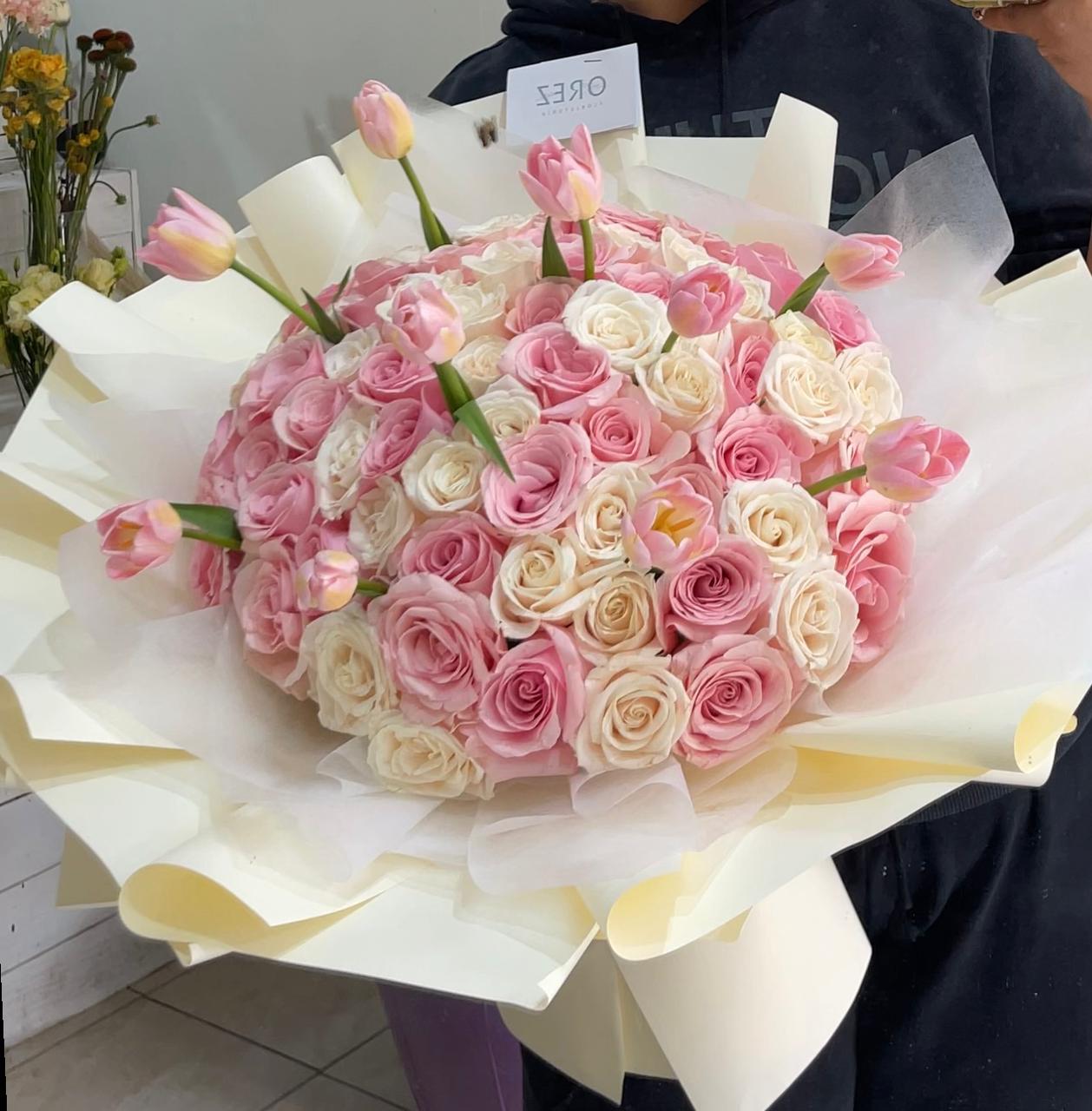 75 Rosas y 10 Tulipanes