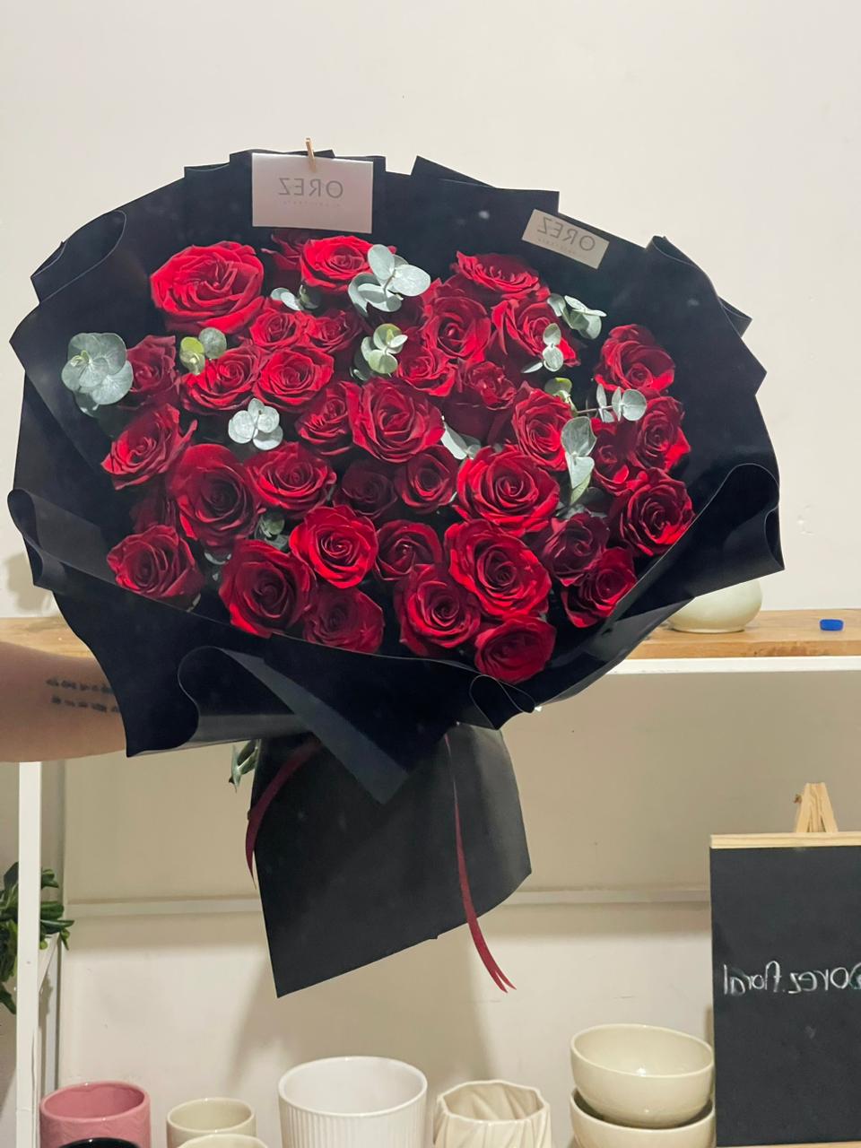 40 Rosas Rojas con Dólar