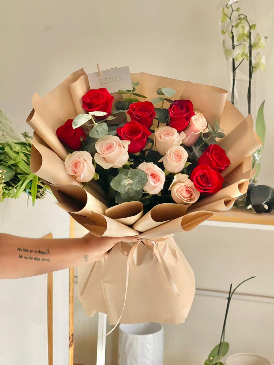 14 Rosas Mixtas con Dólar